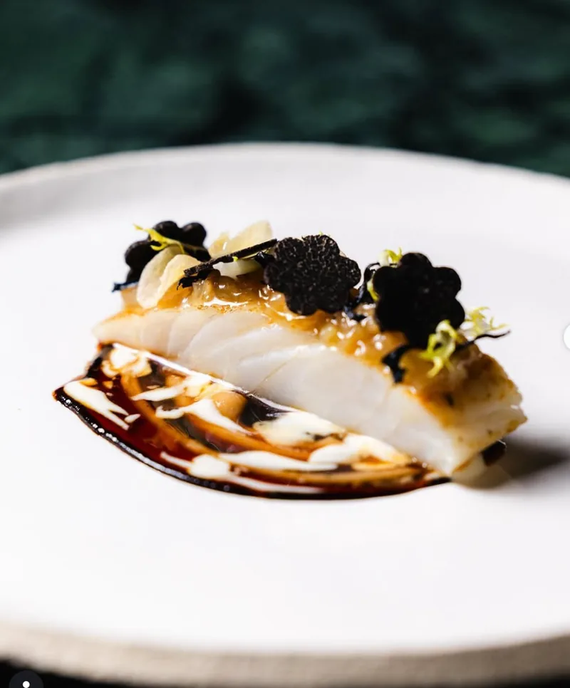 Poisson nacré et lamelles de truffe noire