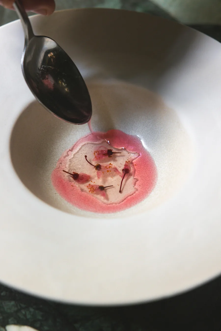 Sauce rose nappée à la cuillère dans une assiette blanche