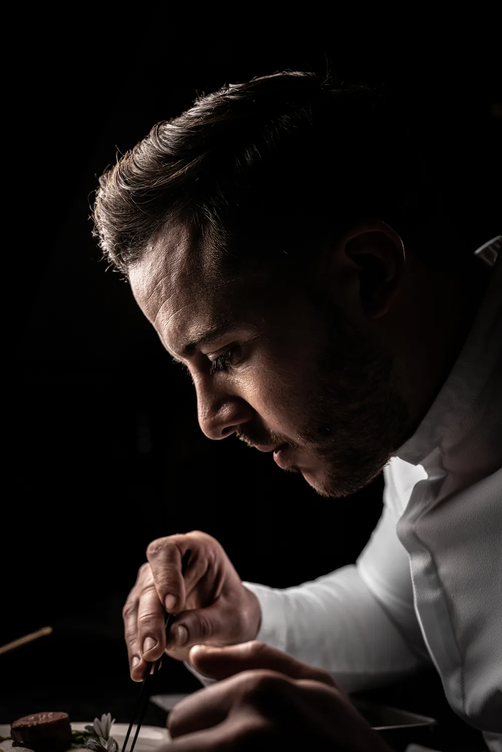 Chef concentré au dressage d’une assiette