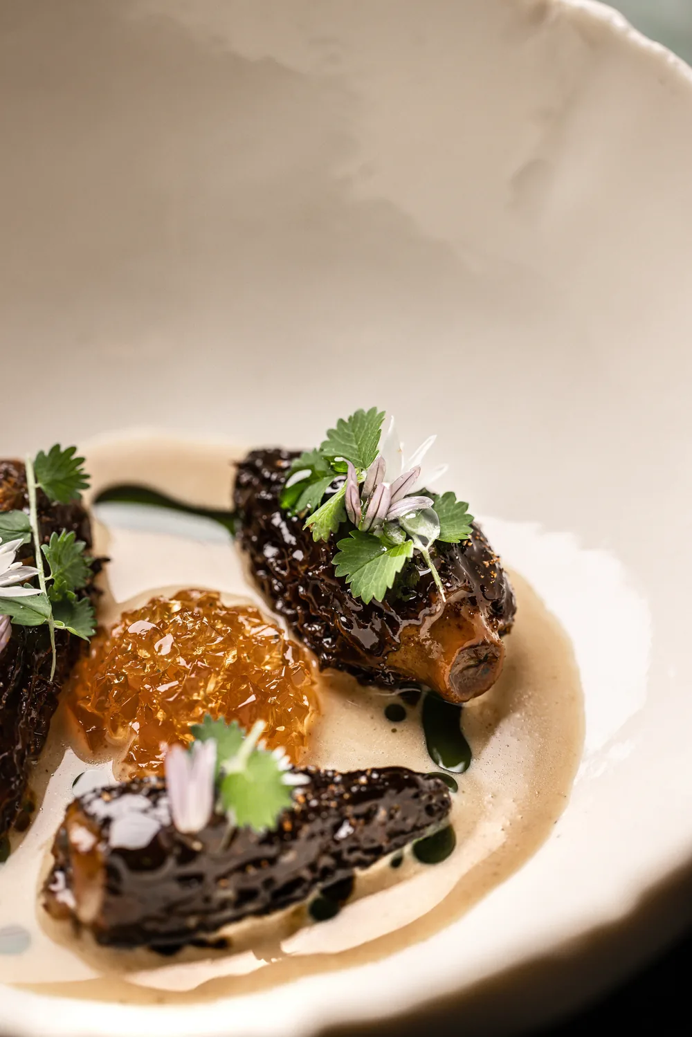Thé versé sur un dressage au caviar