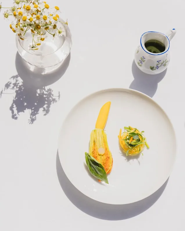 Assiette dressée aux fleurs et camomille, lumière du sud