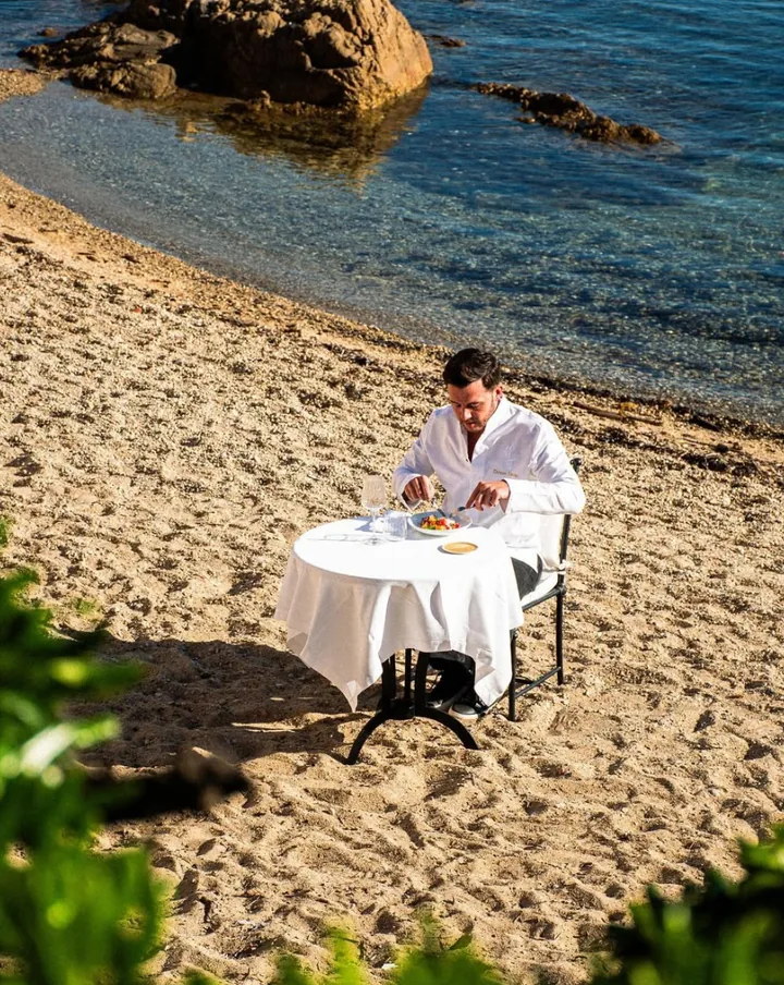 Table dressée d'une nappe blanche sur la plage