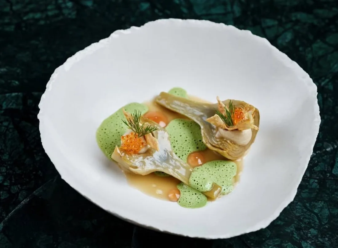Artichaut dressé, écume verte et œufs de truite