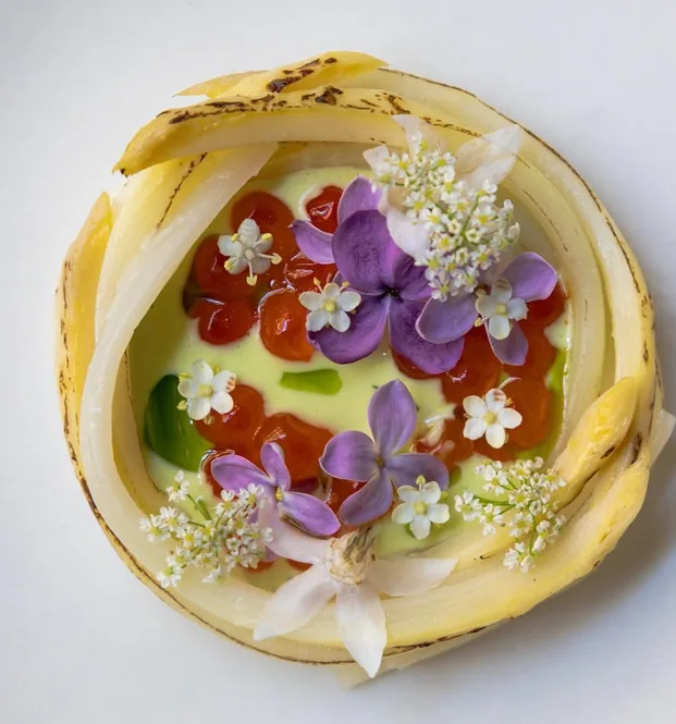 Asperge blanche, fleurs violettes et œufs de truite