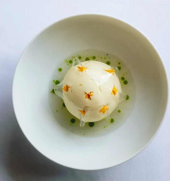 Dôme blanc translucide constellé de fleurs, dessert